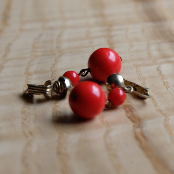 Vintage Coral Red Clasp Clip-on Earrings - Picture 2 of 3